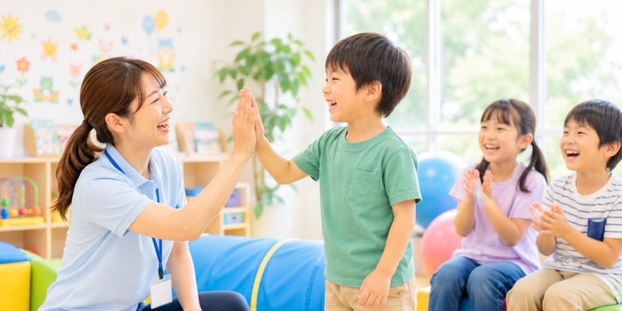 「できた！」をスタッフとハイタッチで喜ぶ子ども